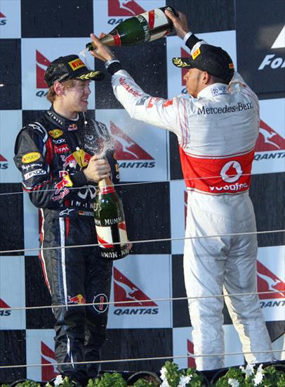 GP Australii - LewisHamiltonCelebsWatching2011GrandVHlXl0RPKokl.jpg