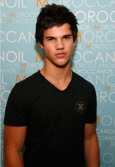 Taylor Lautner - taylor-lautner-golden-globe-1.jpg