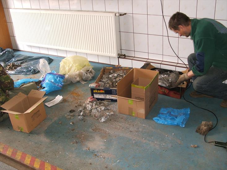 2009.04.18. Czyszczenie i weryfikacja  części wydobytych szczątków samolotu - DSCF4122.JPG