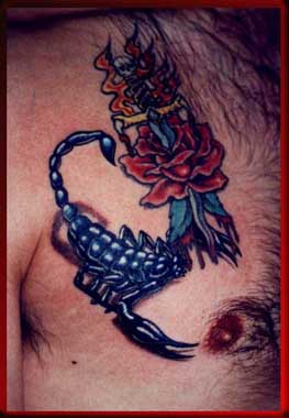  Tatuaże - scorpione-petto-Jonathan.jpg
