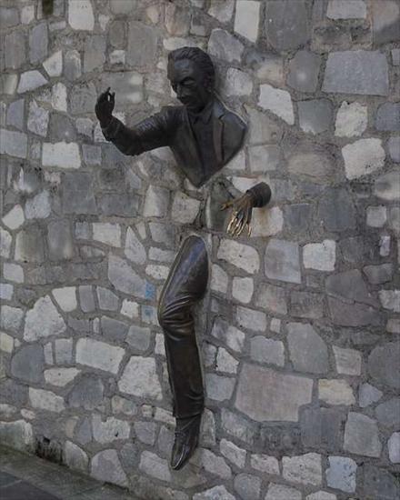 na murze - Montrmartre rzeźba Jeana Marais.jpg