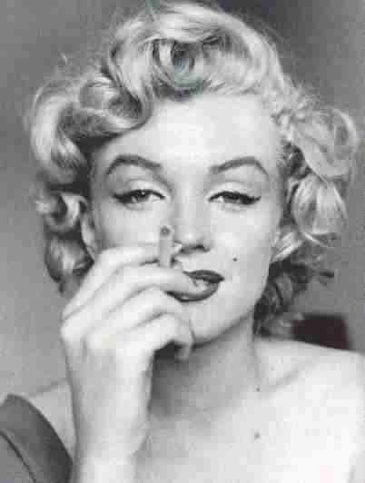 Marilyn Monroe - marilyn-monroe-smoking-2.jpg