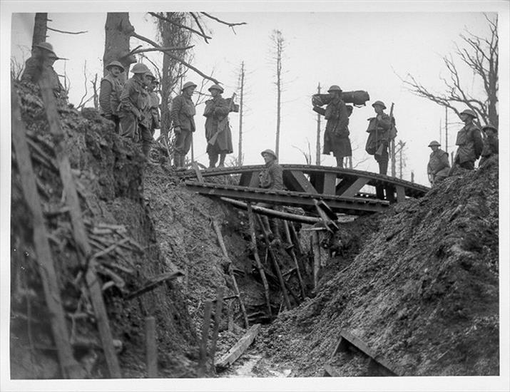 --- I Wojna Św. foto --- - British Soldiers Build a Bridge, Gommecourt, France, 1917.jpg