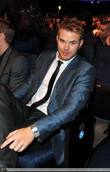 Kellan Lutz Emmett Cullen - People-s-Choice-Awards-2010-January-6th-kellan-lutz-9771707-1633-2550.jpg