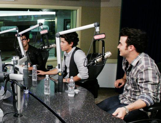 16 kwietnia - Jonas-Brothers-Radio-Disney.png