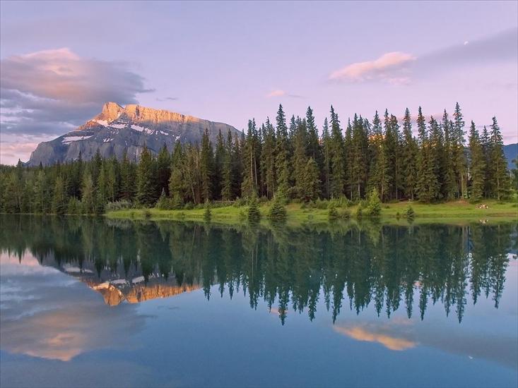 Krajobrazy - Cascade Ponds at Sunrise, Lake Minnewanka, Banff National Park, Alberta.jpg