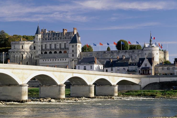 Architektura - Chateau dAmboise and Bridge, Loire Valley, France.jpg