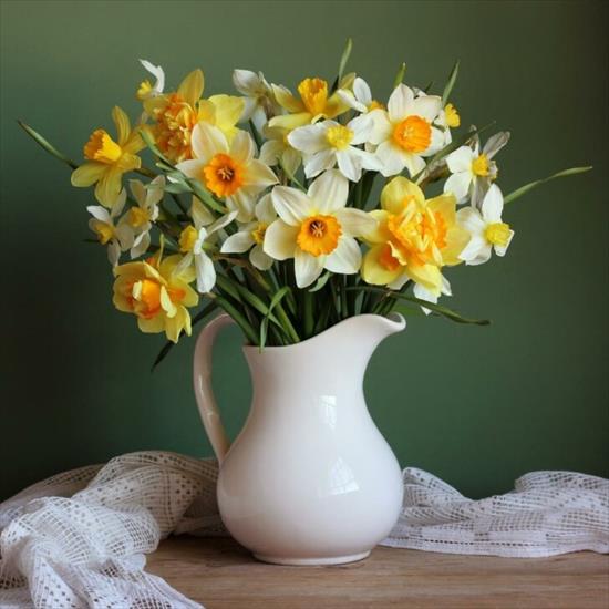 Narcyze - bouquet-of-daffodils-in-a-white-pitcher-728x7281.jpeg