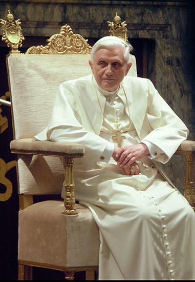 obrazki2 - 416px-Pope_Benedictus_XVI_january,20_2006_2_mod.jpg