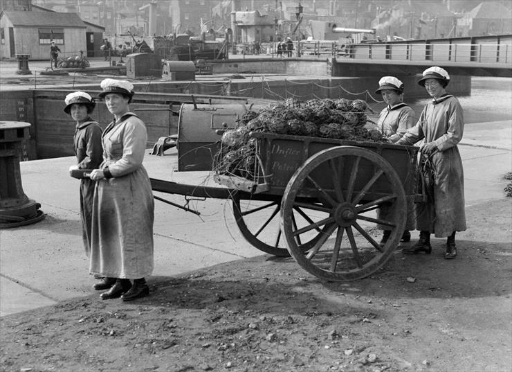 --- I Wojna Św. foto --- - WRNS push a cart full of finished floats along the quayside, probably at Lowestoft.jpg