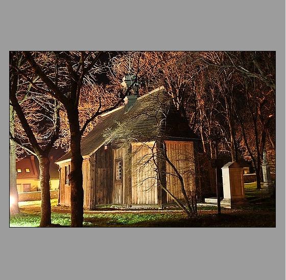 Drewniane kościółki - Busko-kościół św.Leonarda w nocy.jpeg