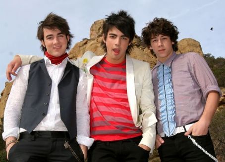 Jonas Brothers - 290935_large.jpg