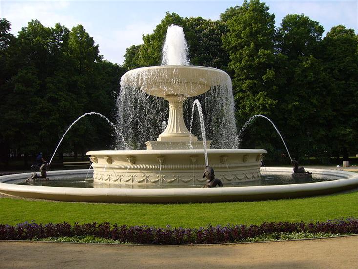 Fontanny - 800px-Saxon_Garden_Fountain.jpg