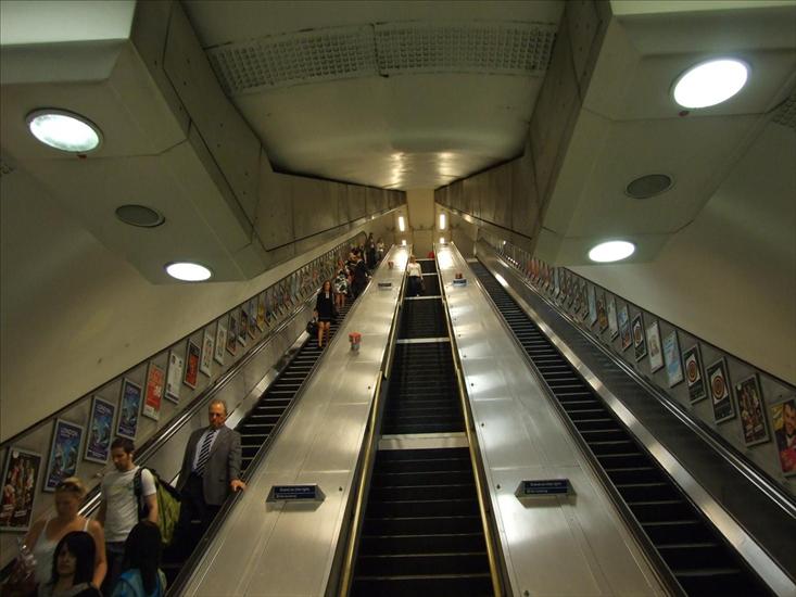 Zwiedzanie - Londyn - Knightsbridge-schody w górę.jpg