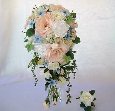 WIĄZANKI ŚLUBNE  - roses_hydrangea_bluestar_trailing_bouquet.jpg