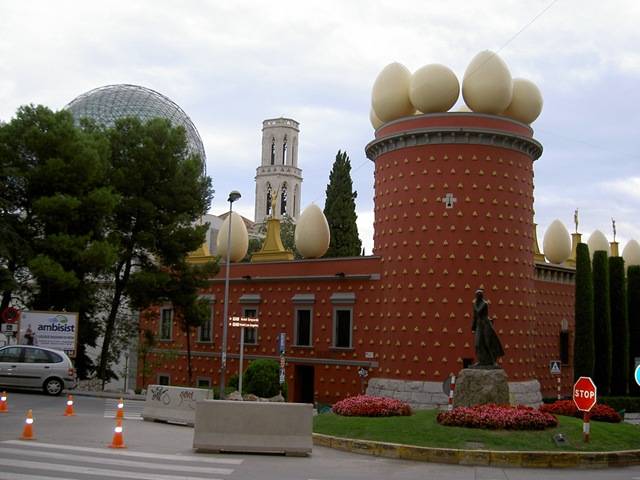 DZIWNE DOMY - The Torre Galatea Figueres Spain.jpg