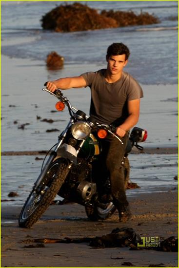 Taylor Lautner - taylor-lautner-rolling-stone-photo-shoot-05.jpg