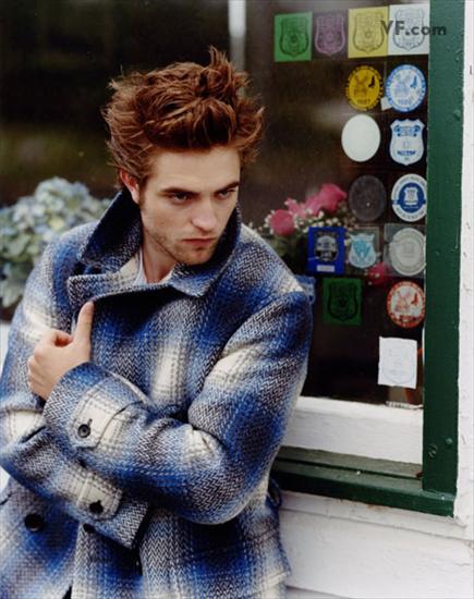 Robert Pattinson Edward Cullen - pattinson-B-0912-17.jpg