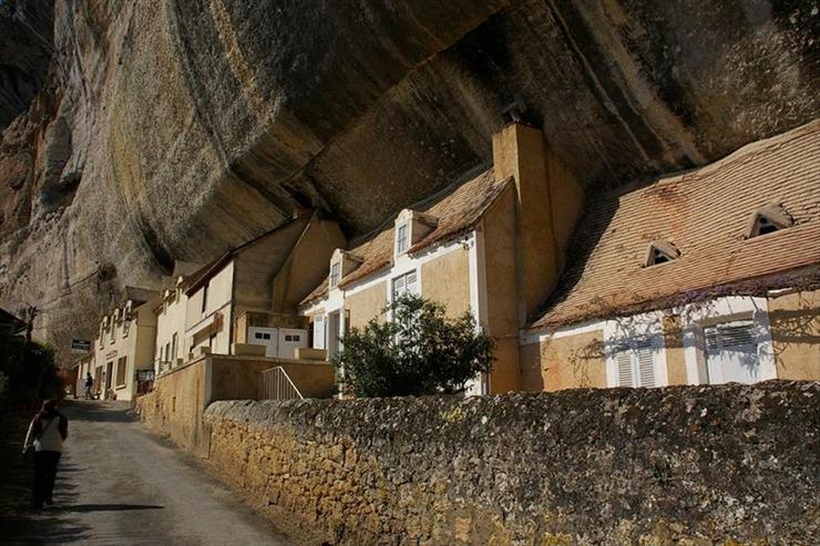 Śmieszne domy - houses under the cliff ner Grand Roc Cave, Perigord, France.jpg