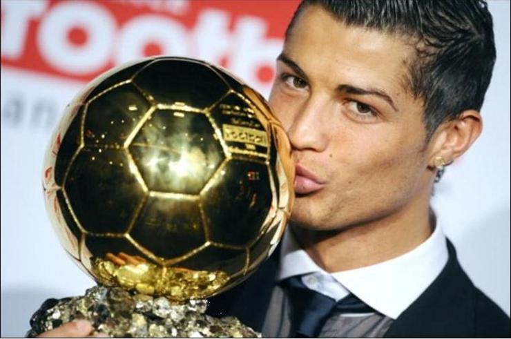 Cristiano Ronaldo - złota piłka.jpg