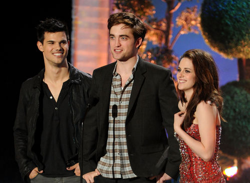 MTV Movie Awards 2011 - normal_Kristen_Robert_MTV_Movie_awards_Breaking_Dawn_10.jpg