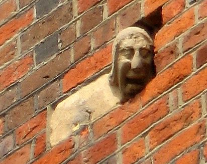na murze - na murze-Głowa w murach Katedry.jpg
