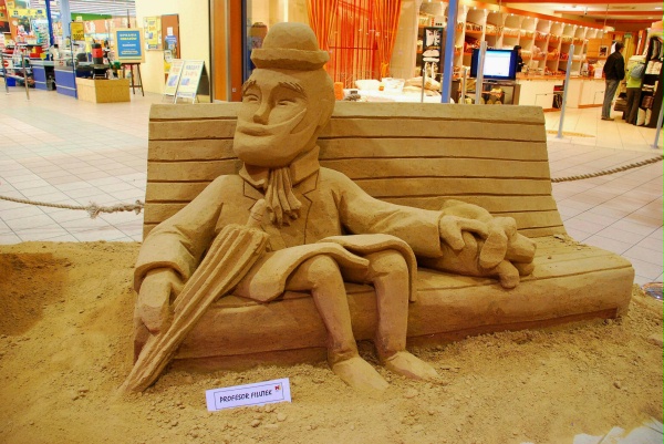 Wspaniałe rzeźby z  piasku w M 1 - Profesor Filutek.jpg