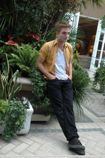 Robert Pattinson - b15.jpg