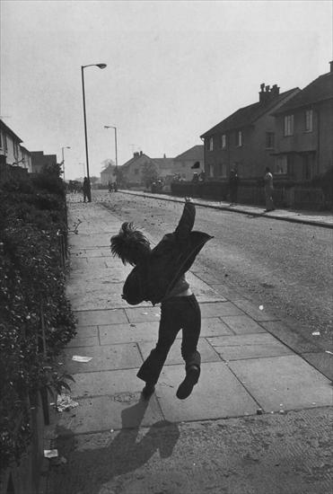 XIX-XX - Florilge... -  1971 Gilles Peress Enfant jetant des pierres au soldats anglais Irlande du Nord.jpg