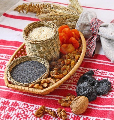 Białoruś - 12273750-small-basket-with-wheat-porridge-which-is-pre...ared-on-christmas-eve-kutya-is-a-traditional-food-on-c.jpg