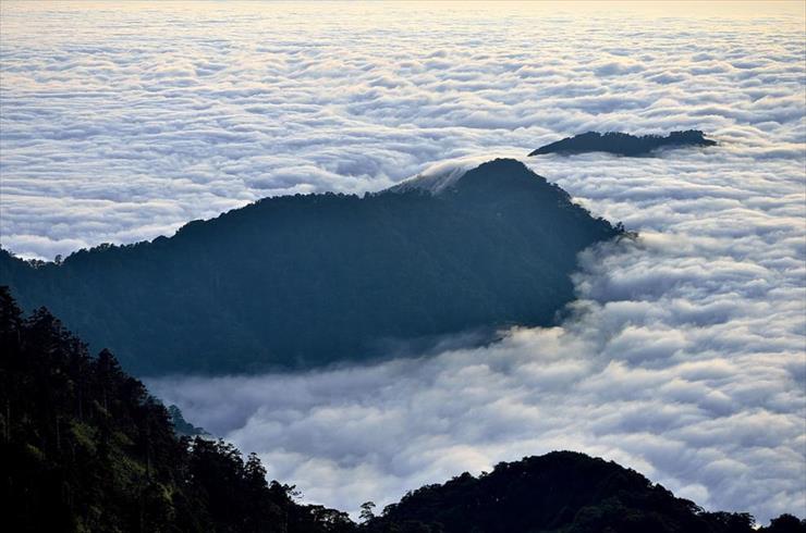 góry w chmurach - zakat-v-more-oblakov-s-gory-Hehuanshan_9.jpg