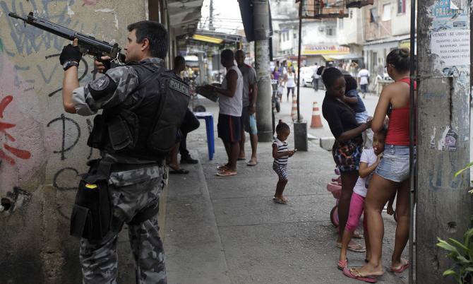 favela in rio de janerio cartel drugs war - 635319636838090168.jpg