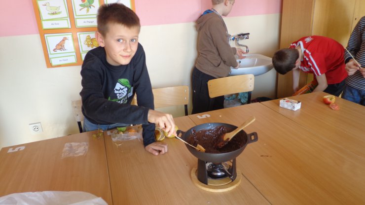 2014.02.26 - fondue czekoladowe kl. IV wych. K. Kaczmarek - DSC00065.JPG
