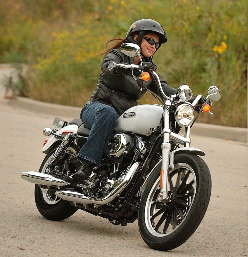 harley-dawidson-motory - women-riding-harley-davidson.jpg