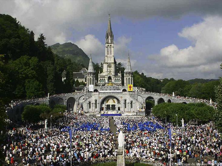 Najświętsza Maryja Panna - Msza w Lourdes 15 sierp. 2005.jpg
