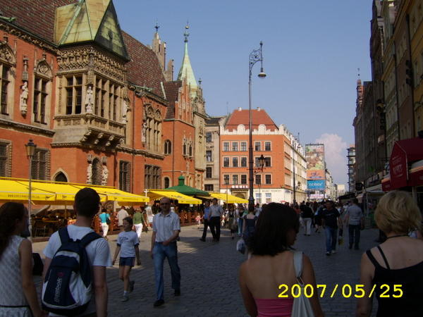 Wrocław Moje miasto - Fot-18...Ratusz Wroclawski od strony poludniowej ...TRADYCJAMI... W glebi widac Kamienice pod Korona.jpeg