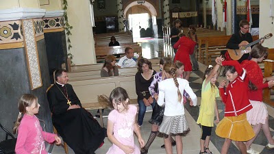 Spustoszenie Winnicy Pańskiej KK - Tańce w kościele w Przemyślanach na Ukrainie.