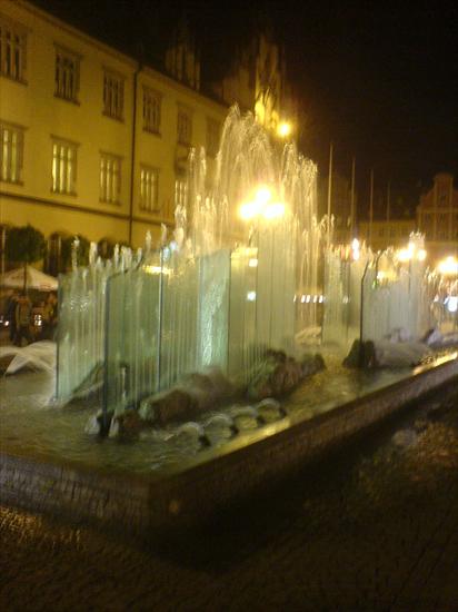 Wrocław  - współcześnie rtvrych - fontanna w Rynku we Wrocku - nocą.JPG